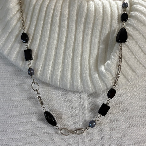 BLACK AND BLUE NECKLACE WITH SILVER CHAIN. ADJUSTABLE - Picture 4 of 4